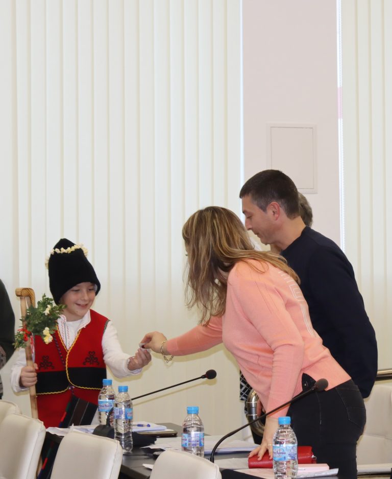 В сградата на Община Лясковец коледарски групи благословиха местната власт