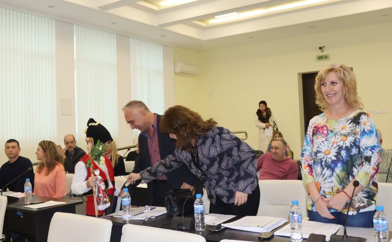 В сградата на Община Лясковец коледарски групи благословиха местната власт