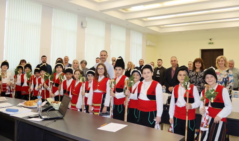 В сградата на Община Лясковец коледарски групи благословиха местната власт