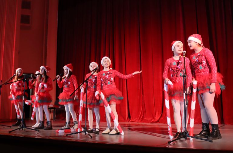 Поредица от празнични прояви имаше в Лясковец и в селата на общината за Коледно-новогодишните празници