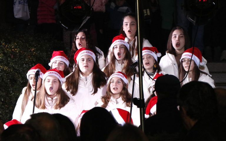 Стотици присъстваха на запалването на  Коледните светлини във Велико Търново