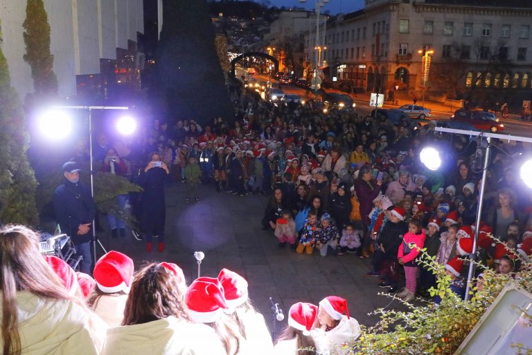 Стотици присъстваха на запалването на  Коледните светлини във Велико Търново