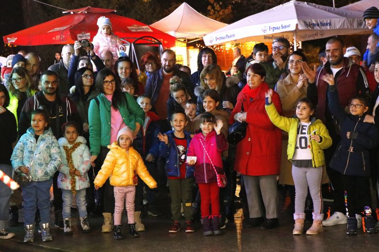 Стотици присъстваха на запалването на  Коледните светлини във Велико Търново