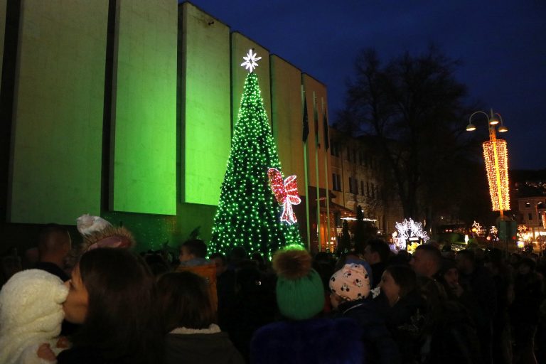 Общество | Стотици присъстваха на запалването на  Коледните светлини във Велико Търново