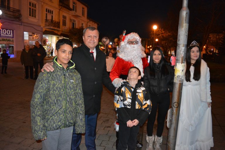 Общество | Със запалване на светлините на елхата започнаха коледните тържества в Павликени