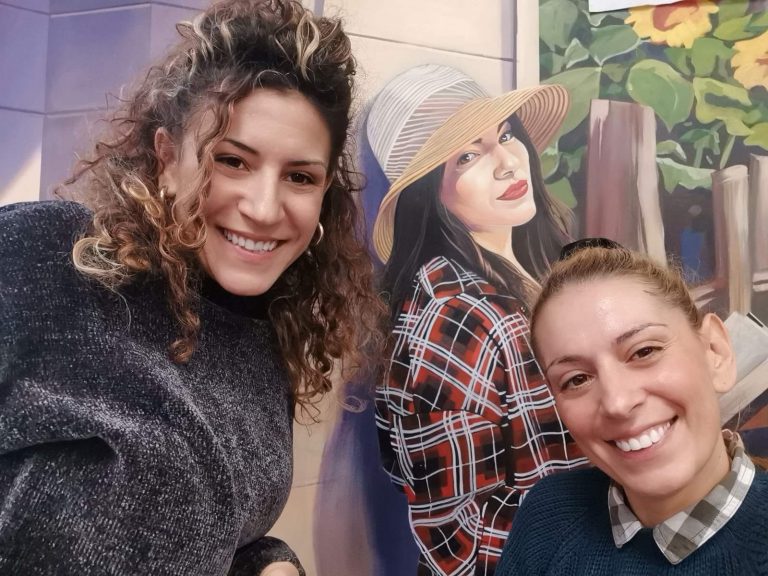 Горещи новини | Две сестри преобразиха автобусните спирки в родния си град Лясковец