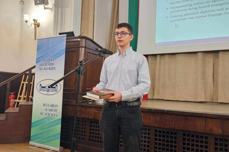 Общество | Ученик от ПМГ с първа награда от конкурс на БАН