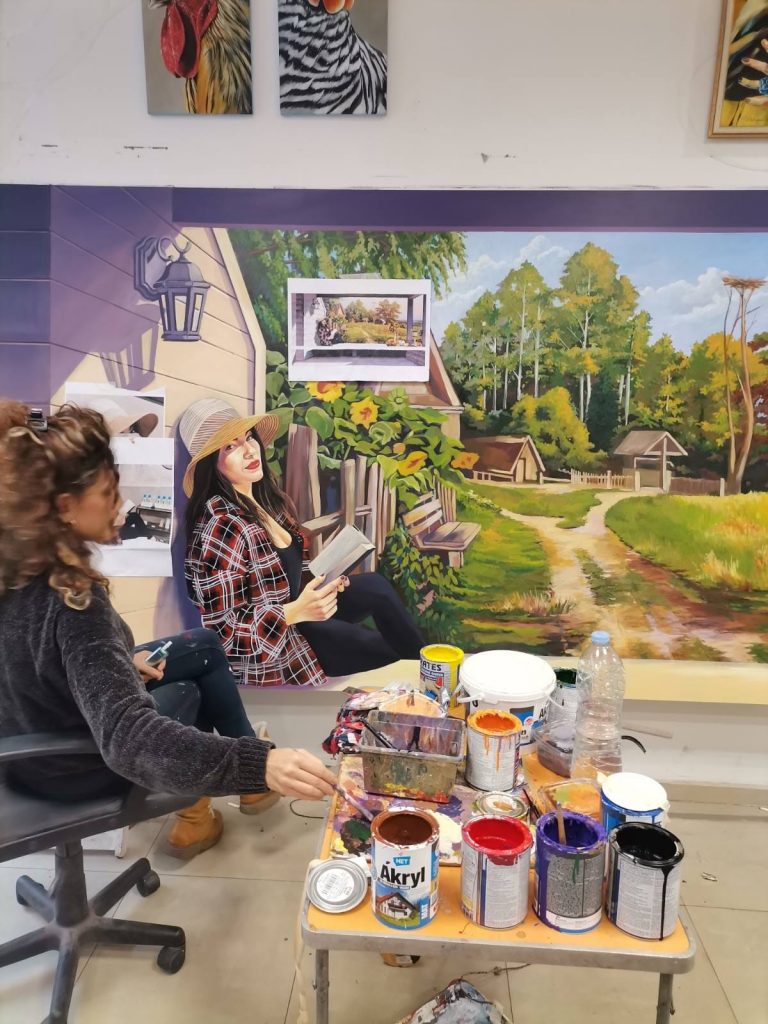 Две сестри преобразиха автобусните спирки в родния си град Лясковец