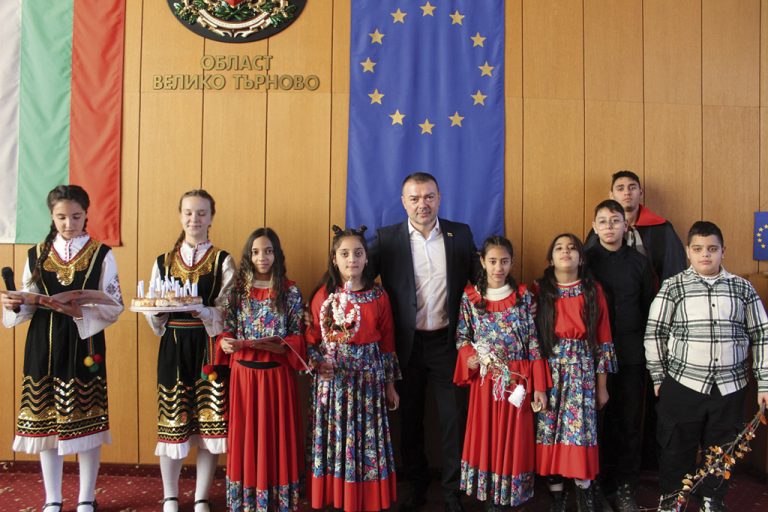 Общество | Роми сурвакаха за Банго Васил  областния управител