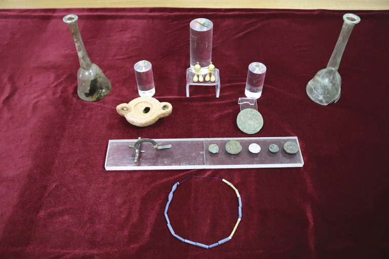 Ценни артефакти от богати погребения от трети век представиха археолози