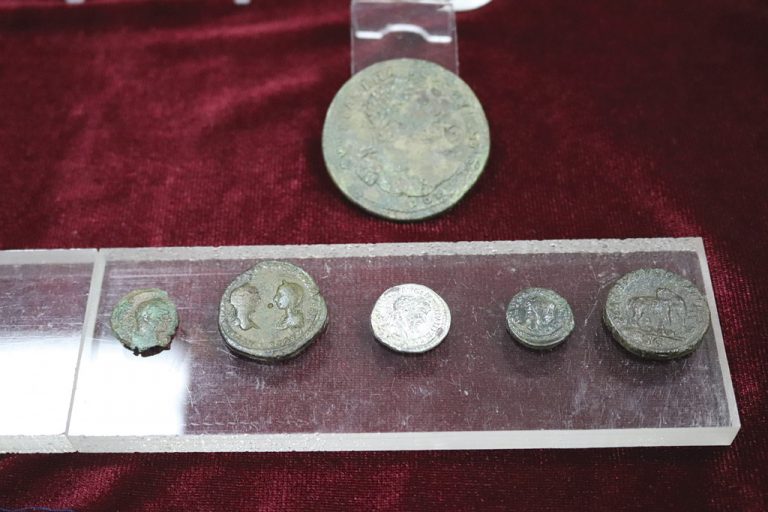 Ценни артефакти от богати погребения от трети век представиха археолози