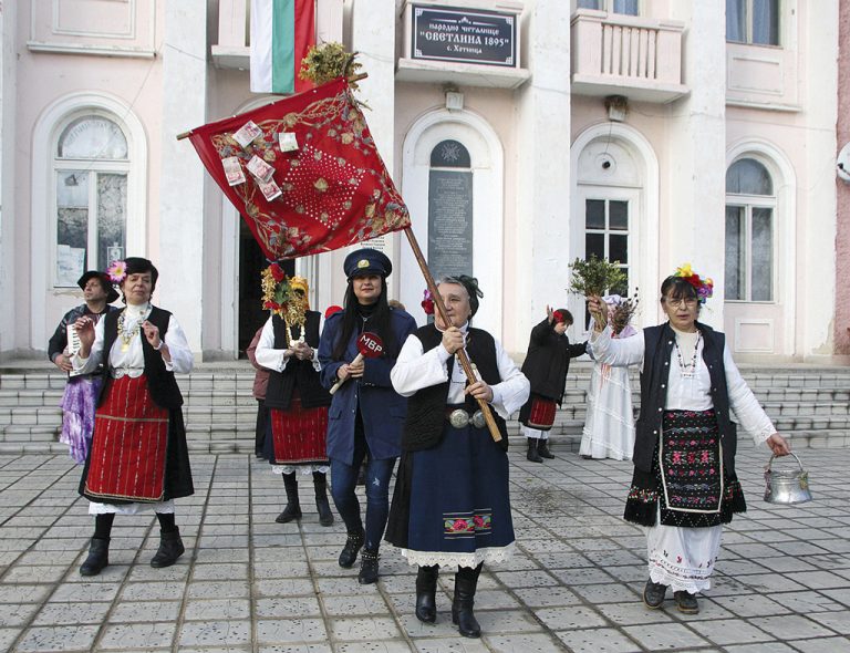 Общество | В Хотница орисват  единственото си  новородено бебе на Бабинден