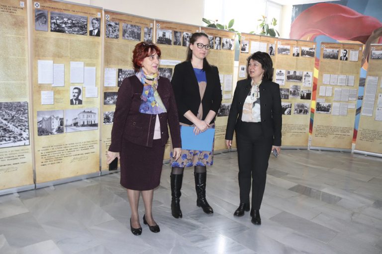 Общество | Изложба за спасяването на българските евреи подредиха в СУ “Емилиян Станев”