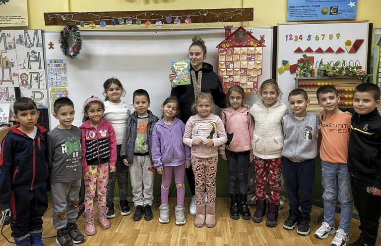 Общество | Студенти от ВТУ четоха книжки  с ученици от началния курс