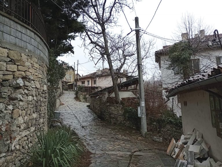 Горещи новини | Улици във В. Търново имат проблем с осветлението от първия сняг насам