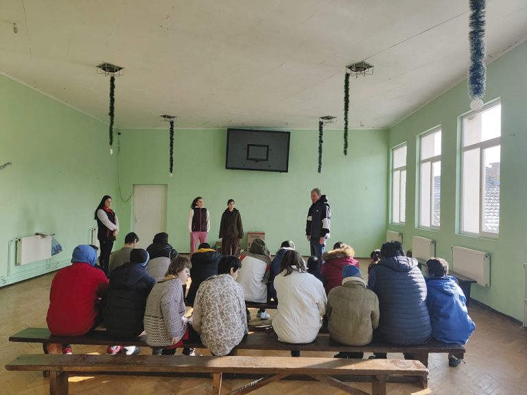 Общество | Търновският ученически парламент направи дарение на деца и младежи в Ново село