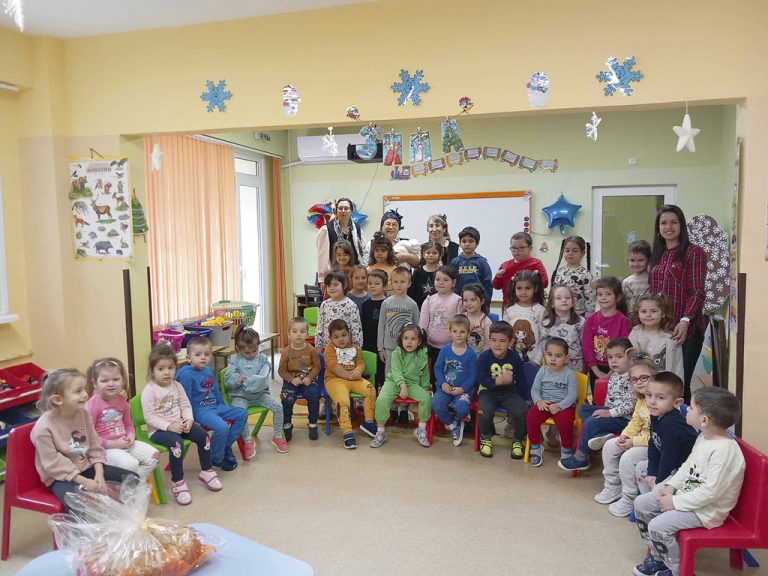 Общество | Самодейци от Първомайци запознаха малчугани с Бабинден