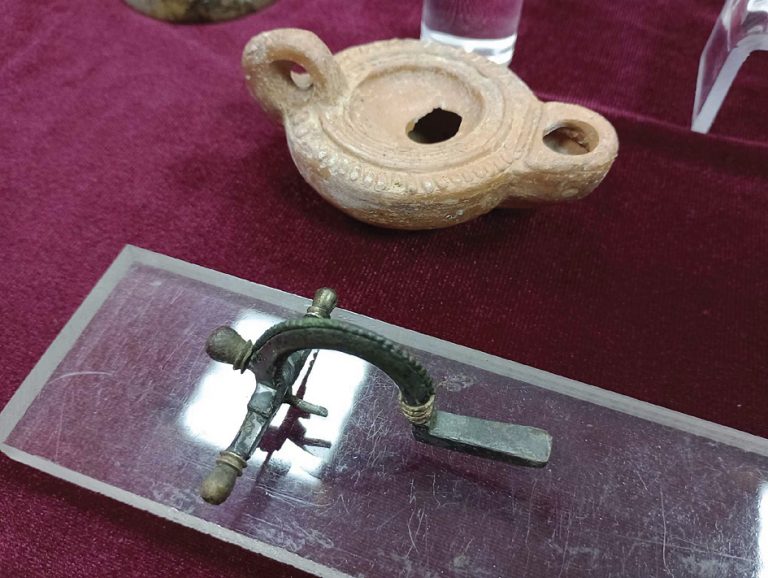 Ценни артефакти от богати погребения от трети век представиха археолози