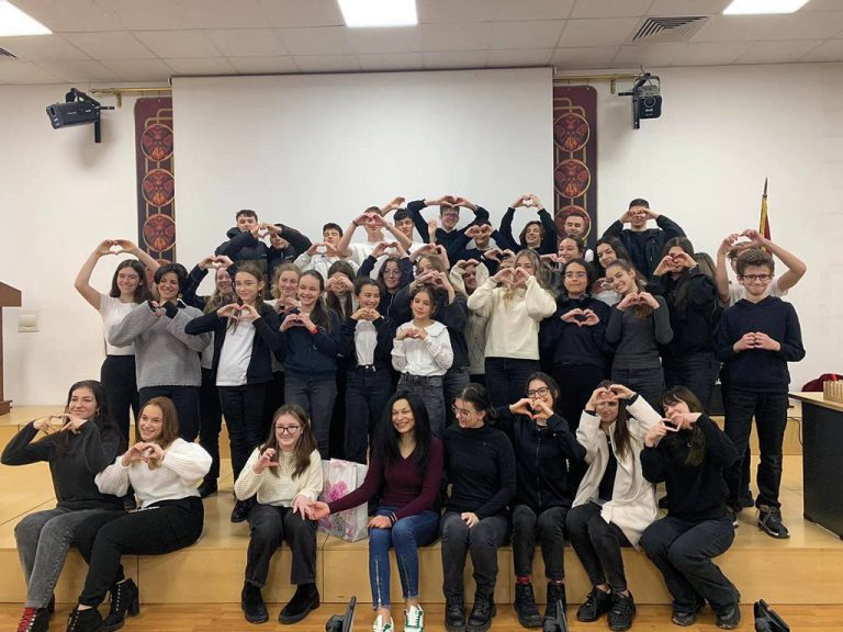 Общество | Ученици от Американския колеж помогнаха с 6590 лв. за лечението на Ася Смолецова