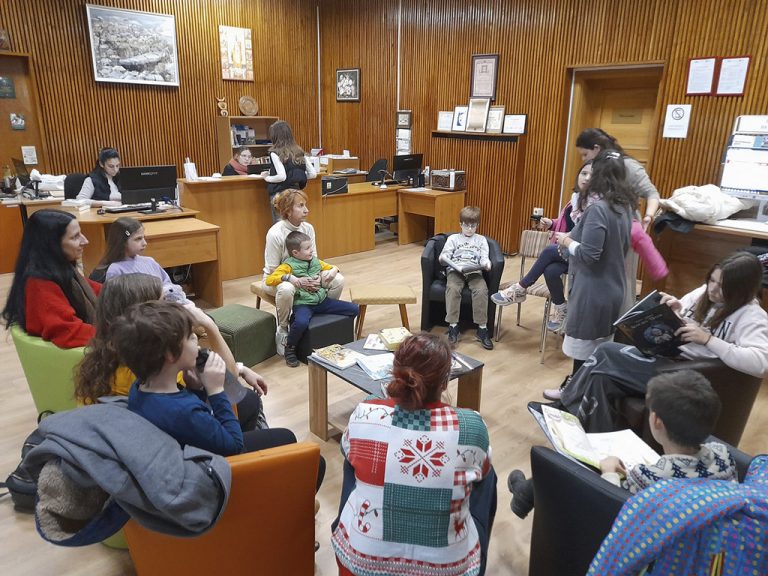 Общество | Малки и големи четоха детски  книжки в Регионалната библиотека