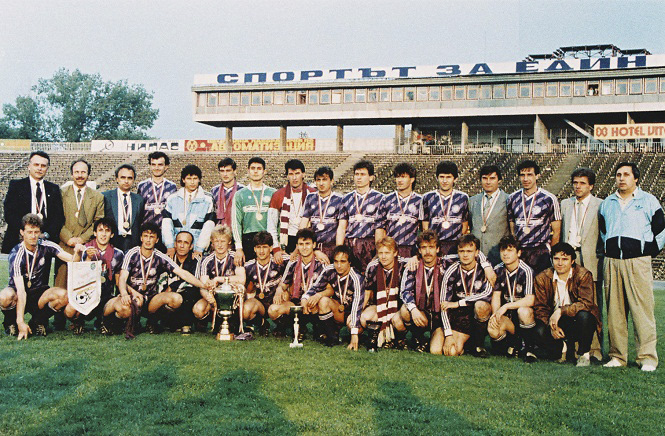 Общество | Нeизвестни факти и снимки  за 100-годишнината на “Етър”  разкрива книгата “24 крачки към историята”