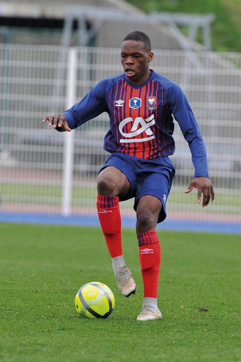 Бранител от Франция и крило от Финландия на проби в “Етър”