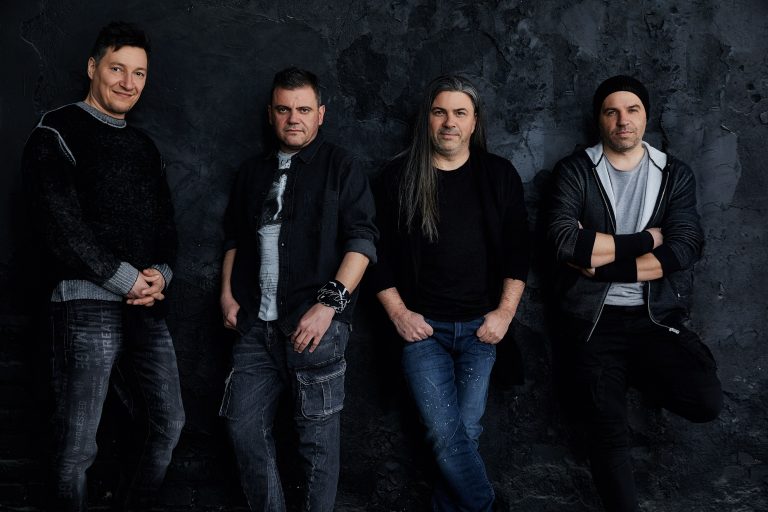 Общество | Музикантите от Б.Т.Р. включват  В. Търново в юбилейното си турне