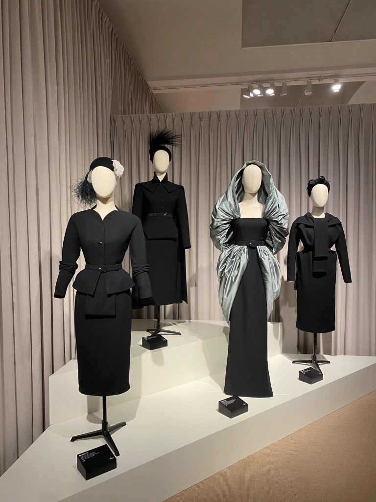 Общество | Шапки на търновка са част от изложба, посветена на световен дизайнер