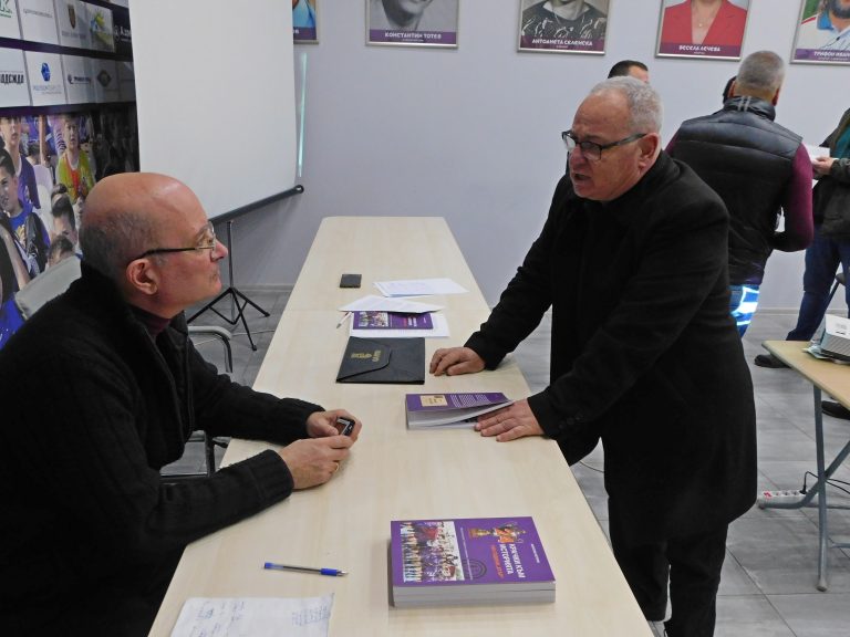 Представянето на книгата “24 крачки към историята. 100 години “Етър” събра легенди на клуба