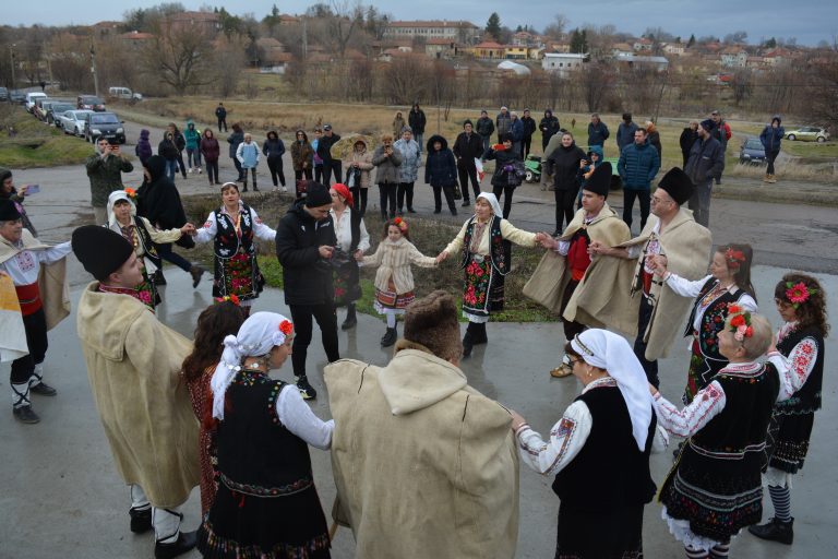 На Ивановден в Караисен окъпаха младоженци за здраве