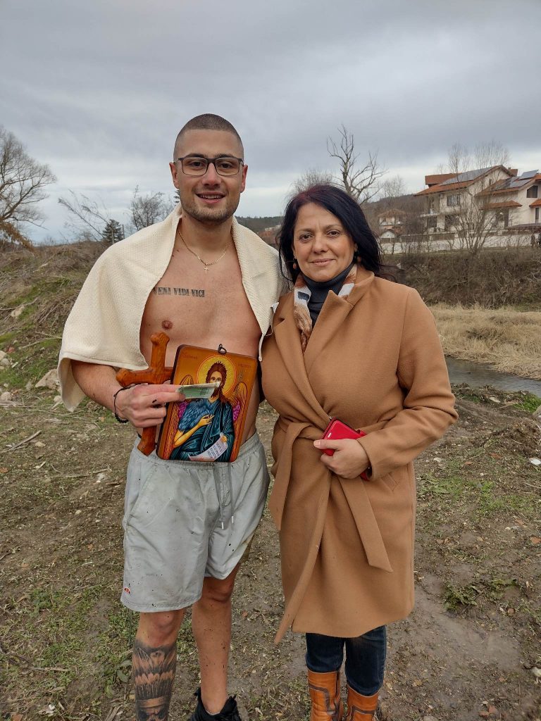 13 смелчаци скочиха за кръста в река Белица в Дебелец