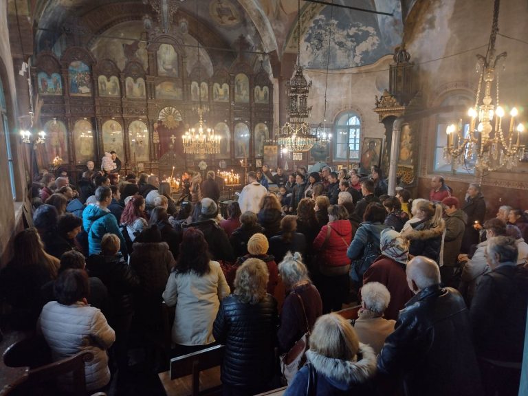 13 смелчаци скочиха за кръста в река Белица в Дебелец