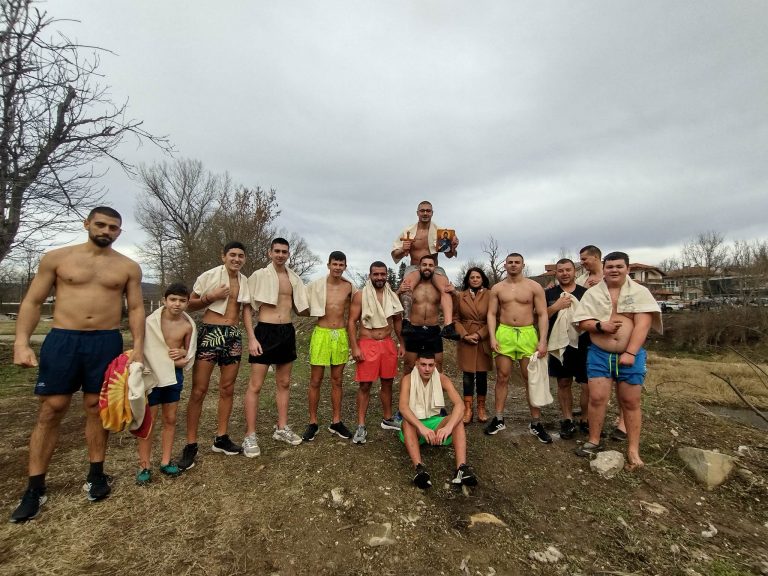 Общество | 13 смелчаци скочиха за кръста в река Белица в Дебелец