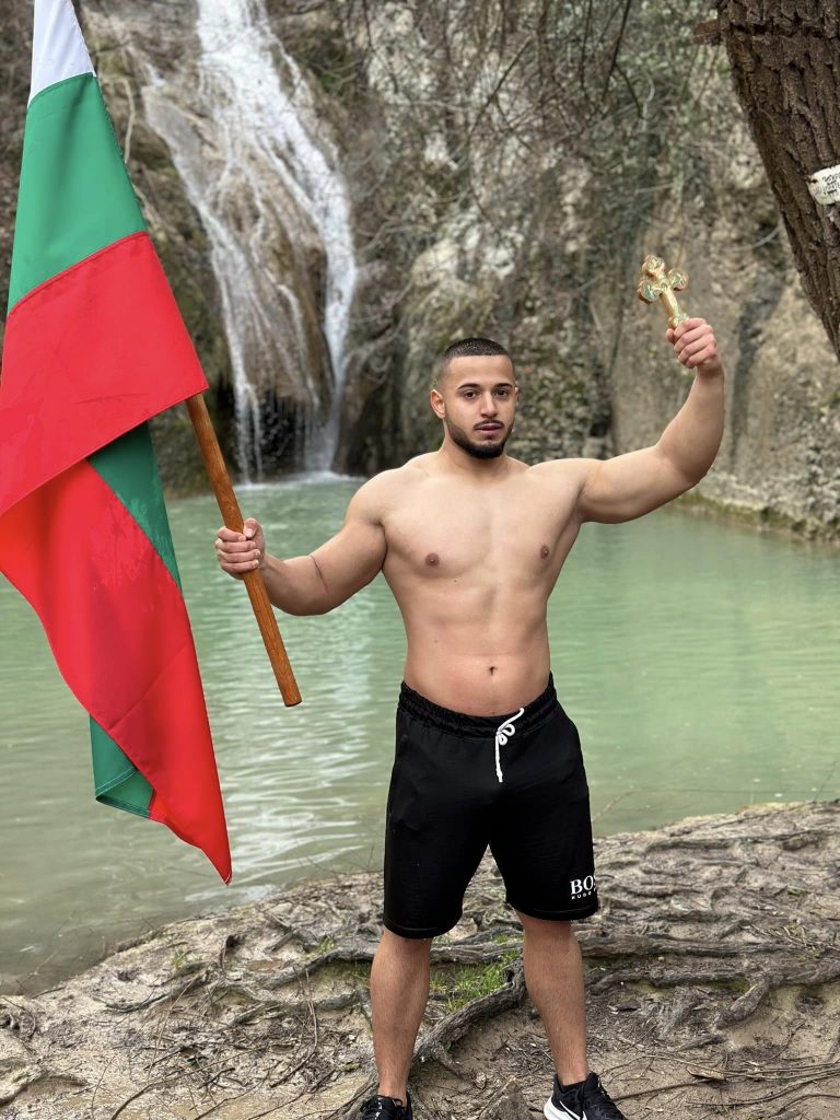 Общество | 21-годишен търновец извади кръста в Хотница