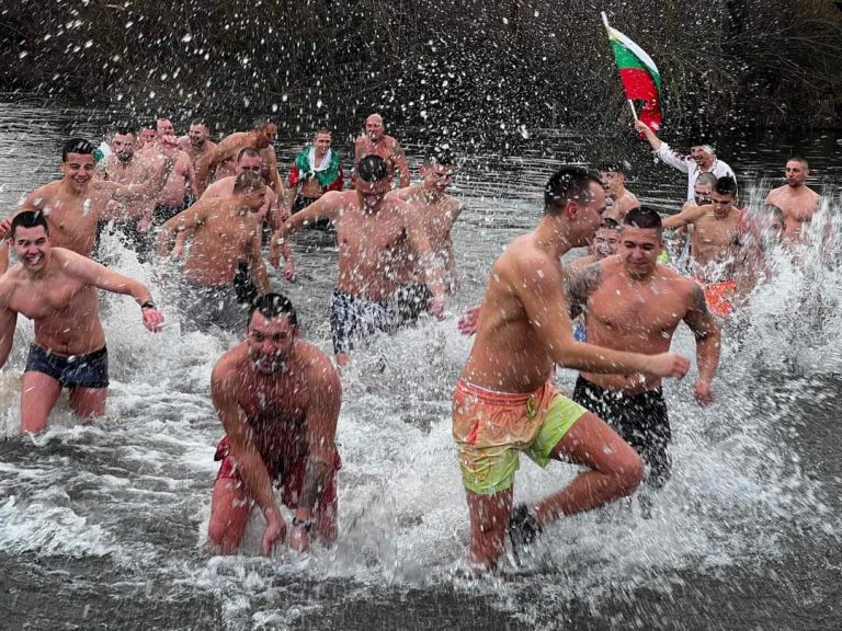 Горна Оряховица | За първи път 28 души се хвърлиха за Светия кръст в река Росица край Поликраище