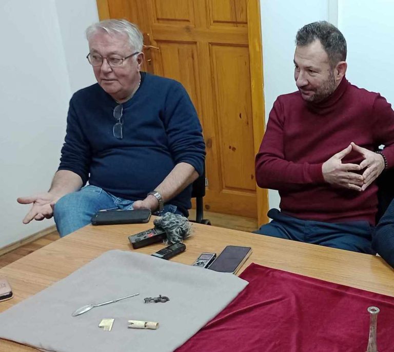 Общество | Сребърна лъжичка за причастие на над 1400 години откриха в подножието на Царевец
