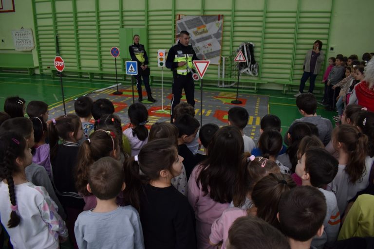 Общество | Беседи по пътна безопасност изнесоха полицаи пред ученици от ОУ „Св. Патриарх Евтимий“