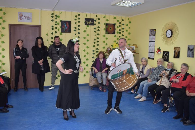 Общество | Пътни полицаи зарадваха обитателите на старческия дом във Велико Търново