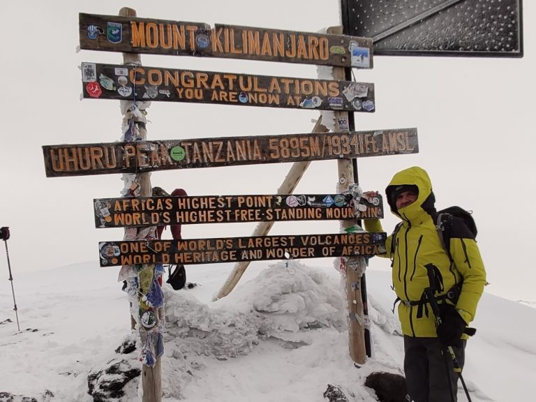 Университетски преподаватели покориха Килиманджаро