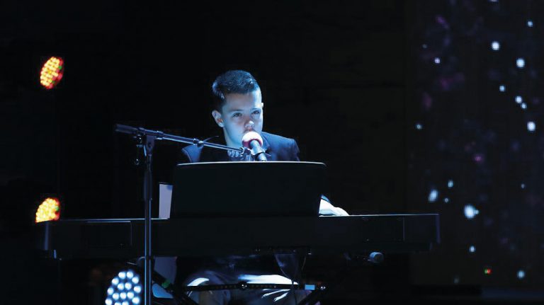 Общество | Александър Момински с награда за най-добро изпълнение в национален песенен конкурс