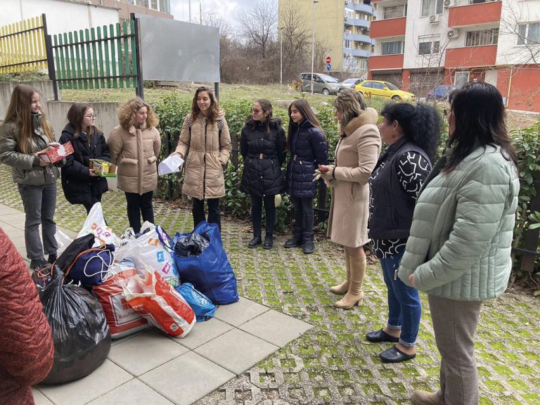 Общество | Ученици от Американския колеж направиха дарение на социално заведение за деца