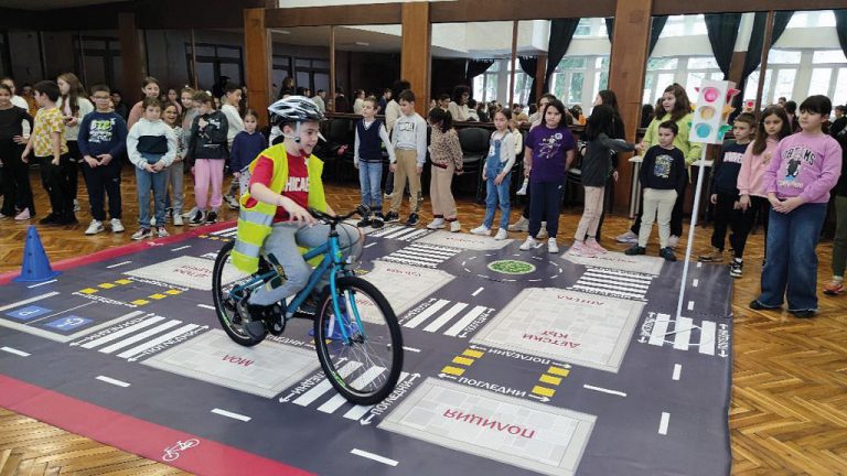 Общество | Полицейски инспектор проведе обучение за безопасност на движението с третокласници
