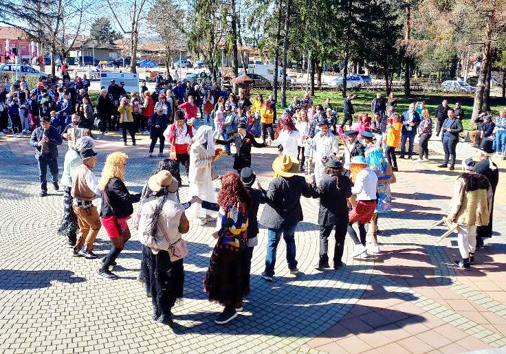 В Козаревец спазиха традицията и вдигнаха пищна Ергенска сватба – Дълъг Мочо и Кютюк Мара си казаха „Да“