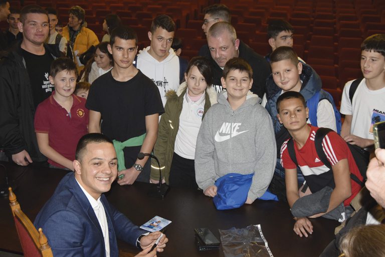 Учениците от Г. Оряховица са сред най-големите  почитатели на шампиона по плуване Цанко Цанков