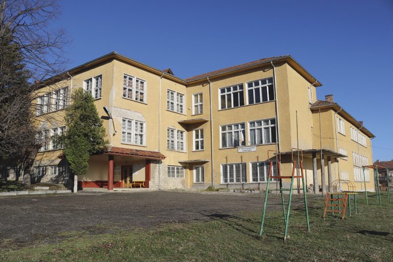 Общество | В училището в Самоводене мечтаят за повече ученици
