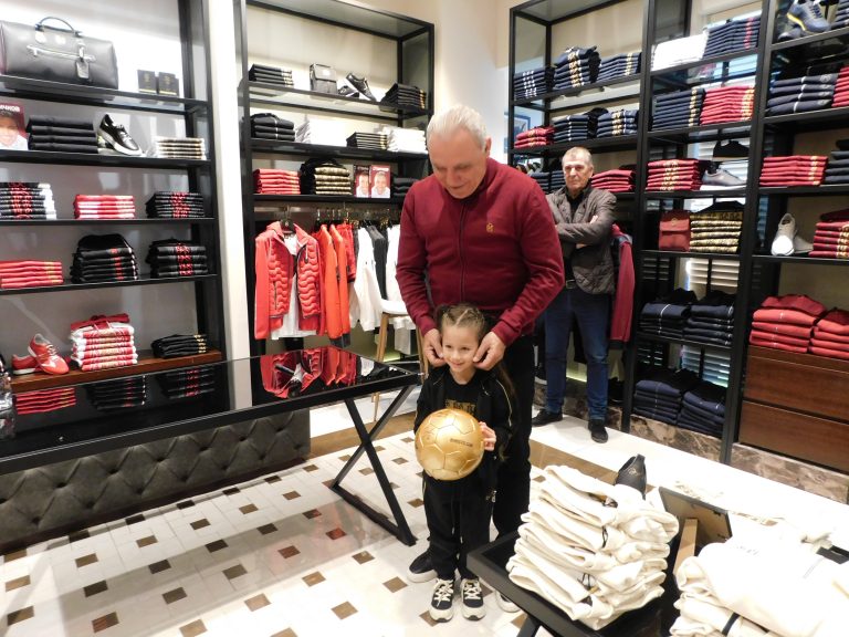 Огромен интерес към Стоичков и марката H8S в Mall В. Търново