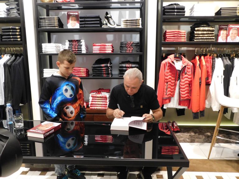 Огромен интерес към Стоичков и марката H8S в Mall В. Търново