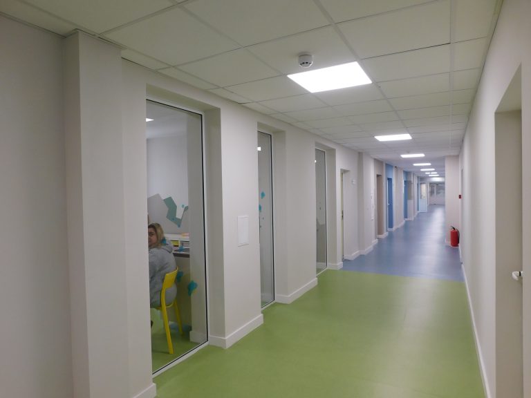 В приказно пространство превърнаха детското отделение на болницата (СНИМКИ)