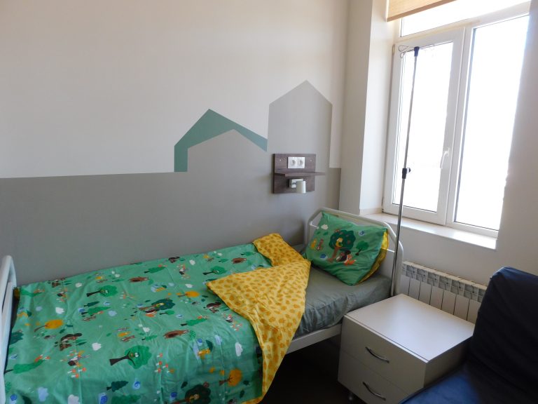 В приказно пространство превърнаха детското отделение на болницата (СНИМКИ)