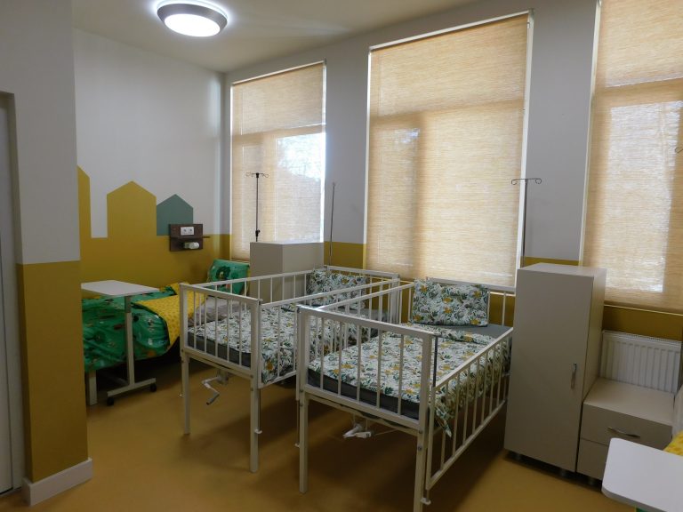 В приказно пространство превърнаха детското отделение на болницата (СНИМКИ)